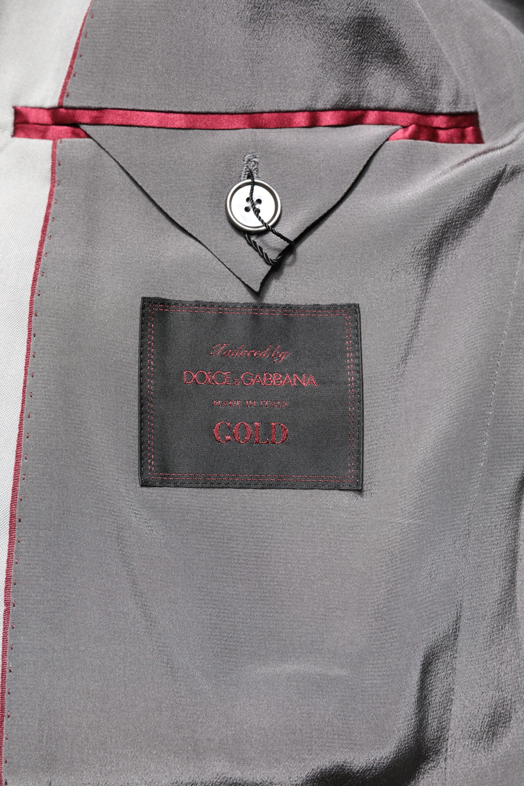 Costume formel en laine gris clair Dolce & Gabbana, deux pièces avec détails en or, élégant et sophistiqué.
