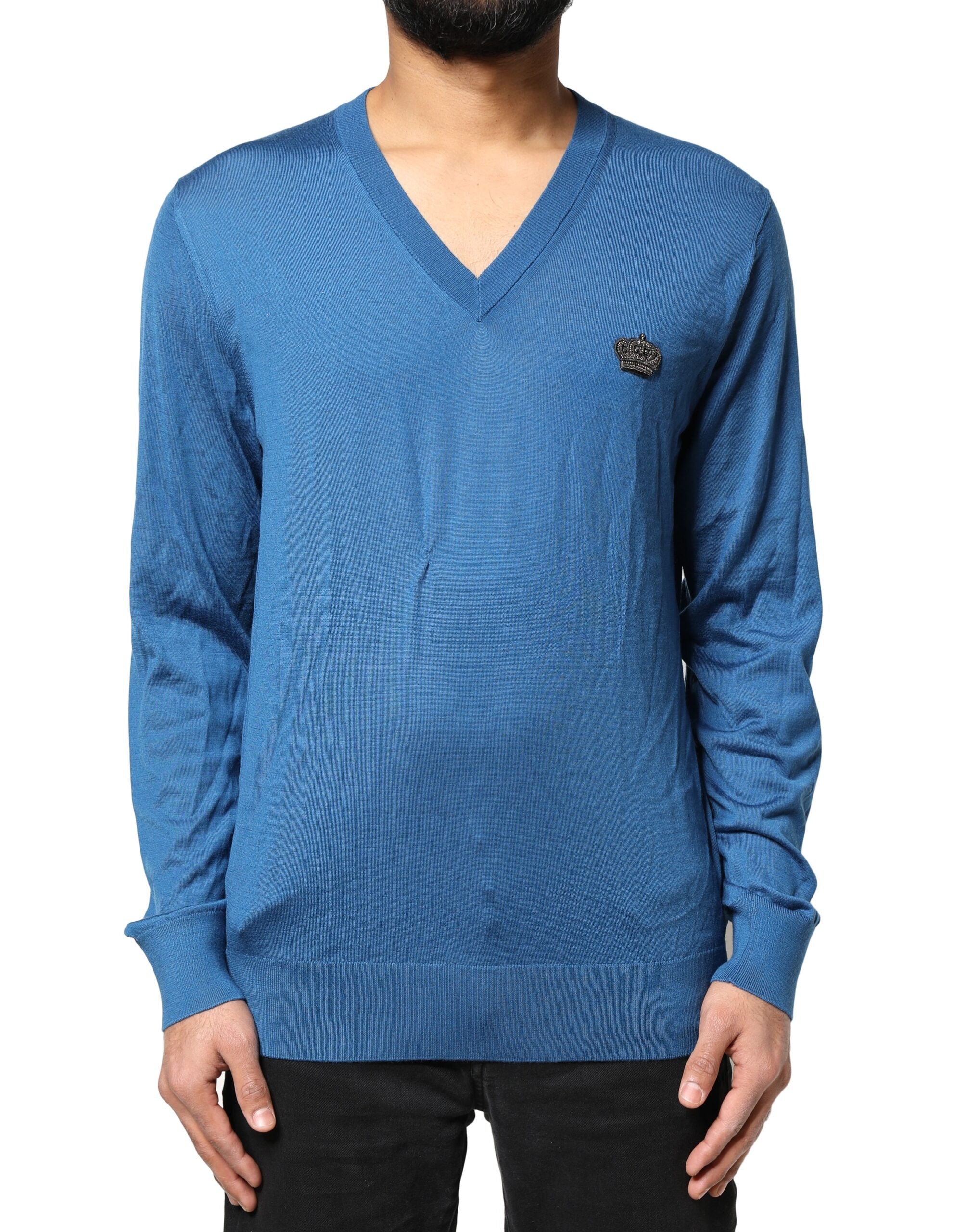 Pull en cachemire bleu Dolce & Gabbana avec col en V et motif couronne, conçu pour un style élégant et confortable.