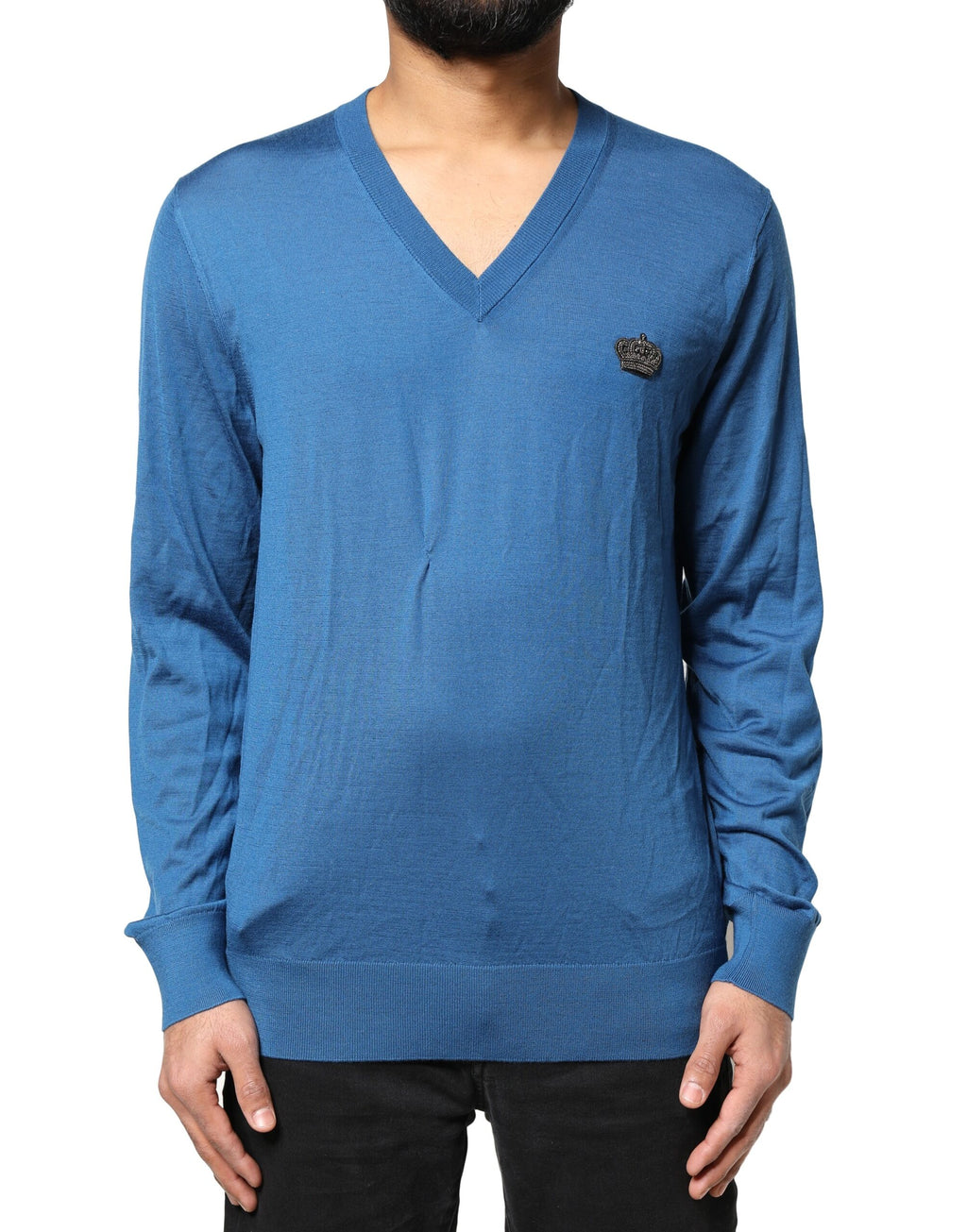 Pull en cachemire bleu Dolce & Gabbana avec col en V et motif couronne, élégant et confortable.