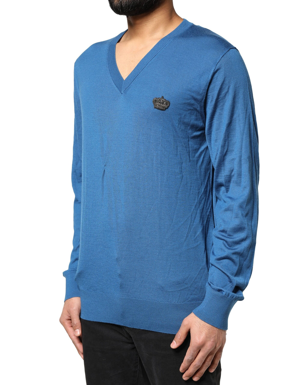 Pull en cachemire bleu Dolce & Gabbana avec col en V et motif couronne, élégant et confortable, porté sur un mannequin.
