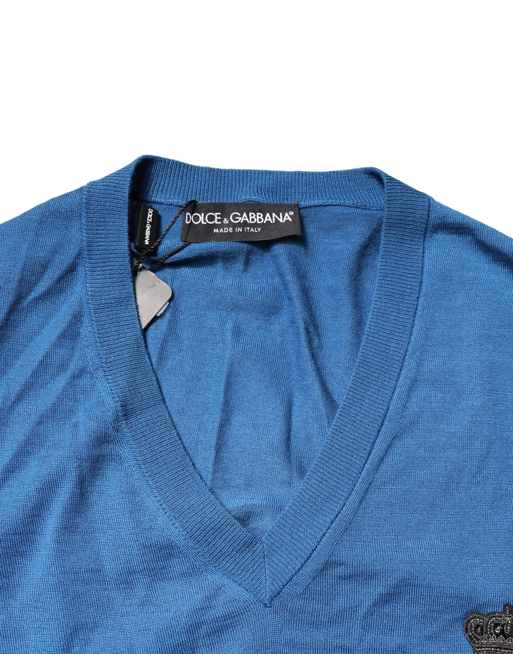 Pull en cachemire bleu Dolce & Gabbana avec col en V et motif couronne, élégance et confort pour un style sophistiqué.