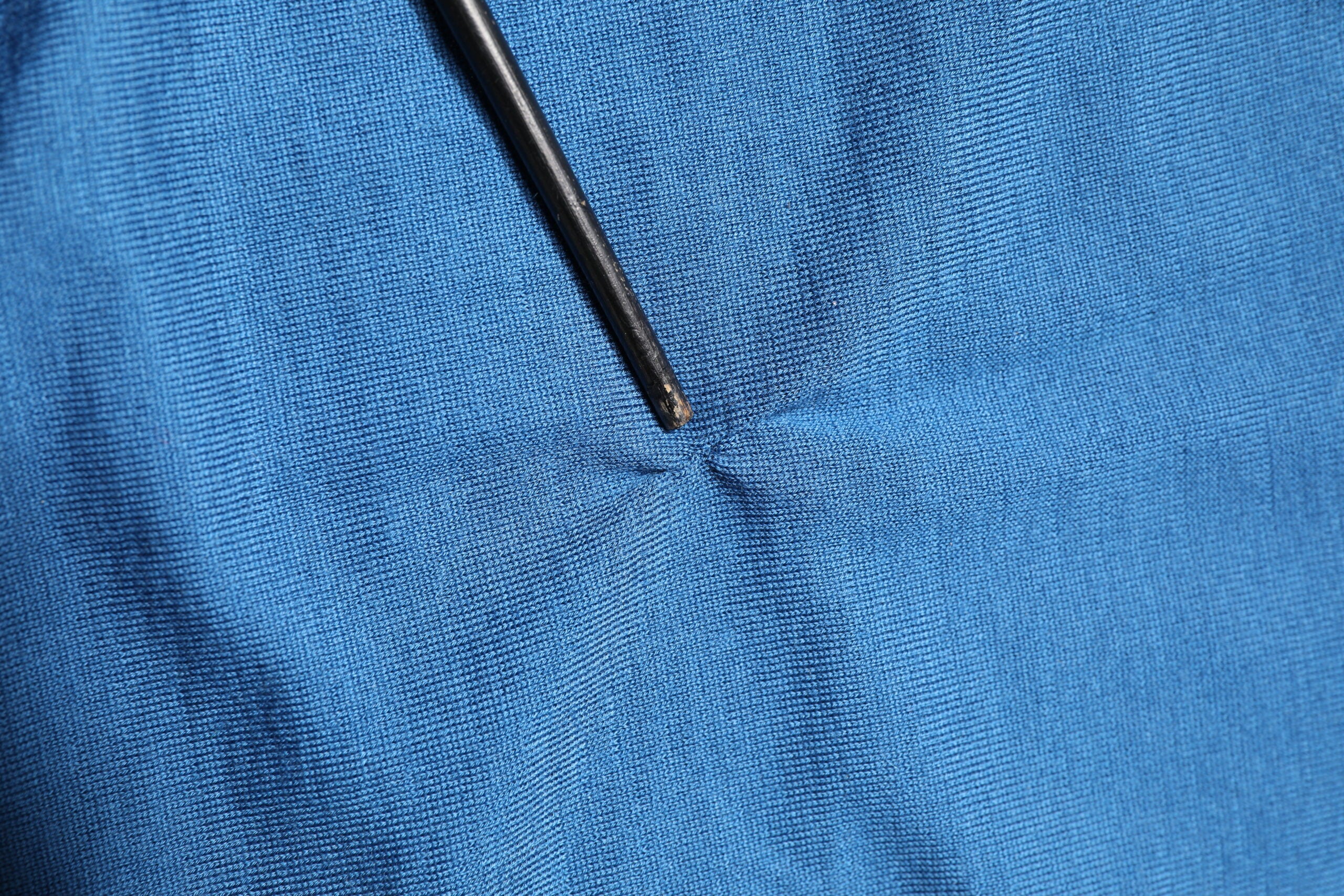 Pull en cachemire bleu Dolce & Gabbana avec col en V et motif couronne, élégant et confortable.