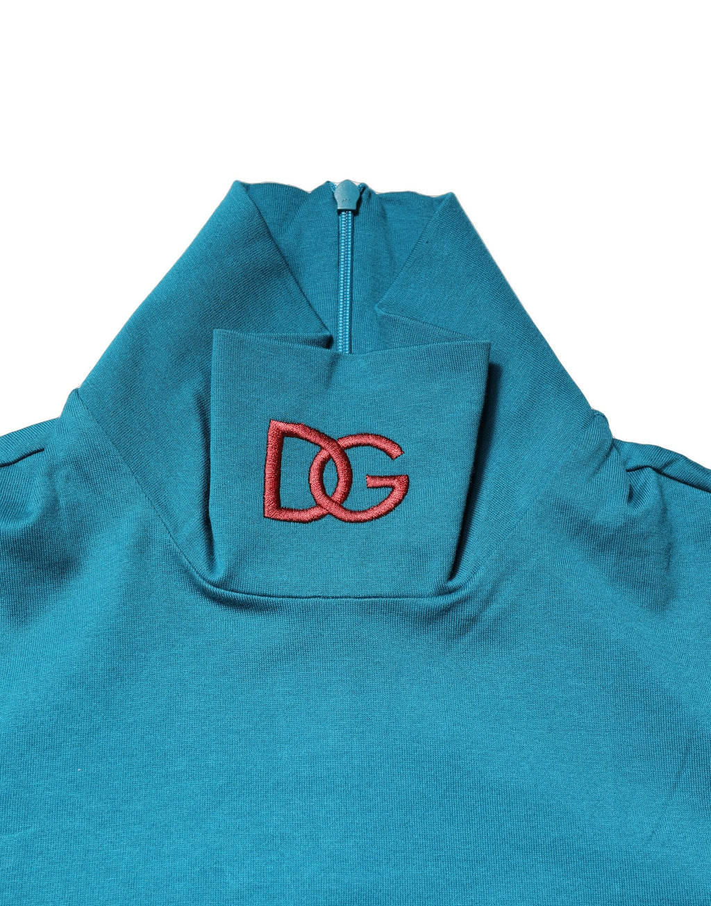 Pull en coton bleu Dolce & Gabbana à col roulé avec manches longues, détail élégant et confort sophistiqué.
