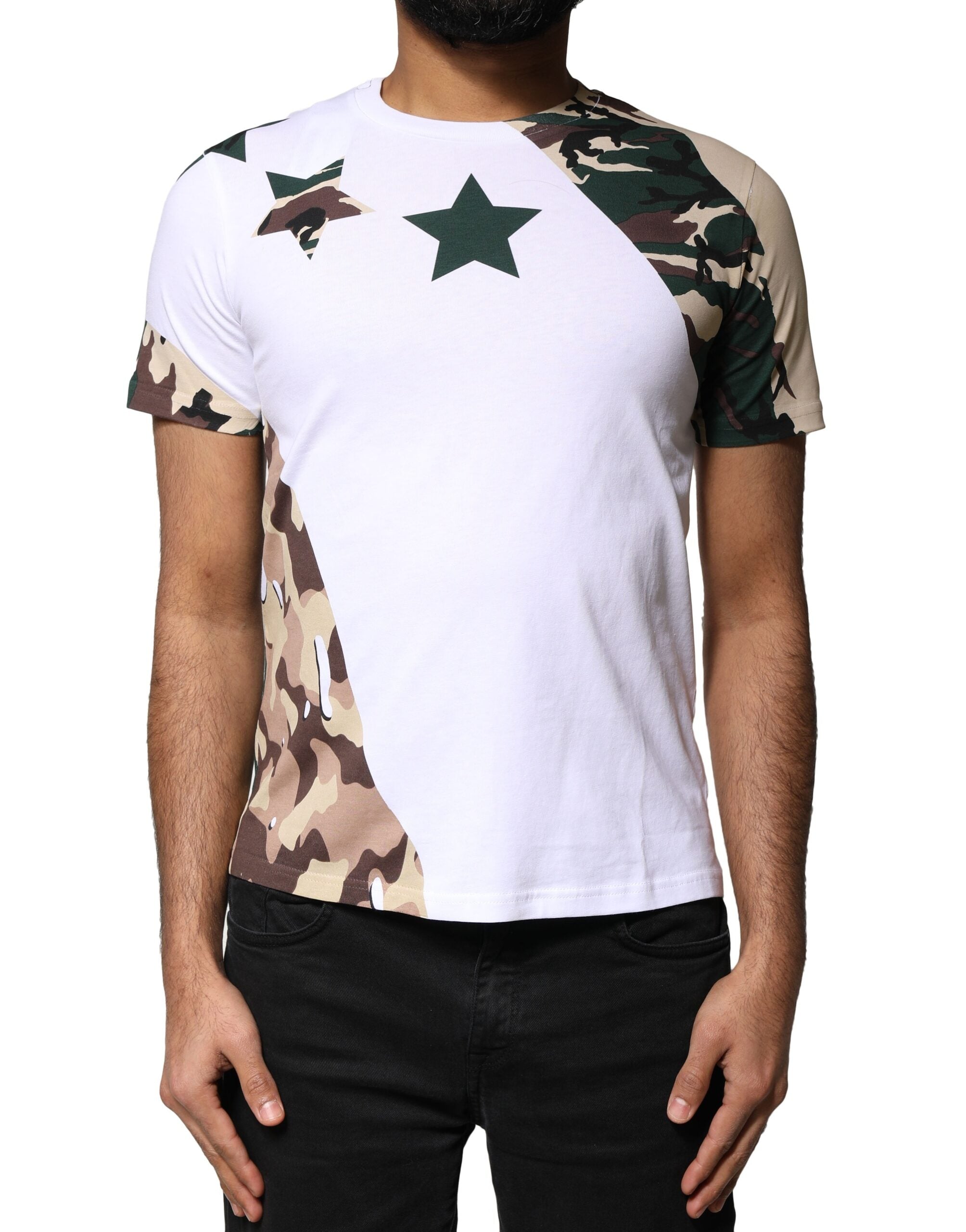 T-shirt blanc Dolce & Gabbana avec motifs étoiles camouflage, col rond, design moderne et tendance.