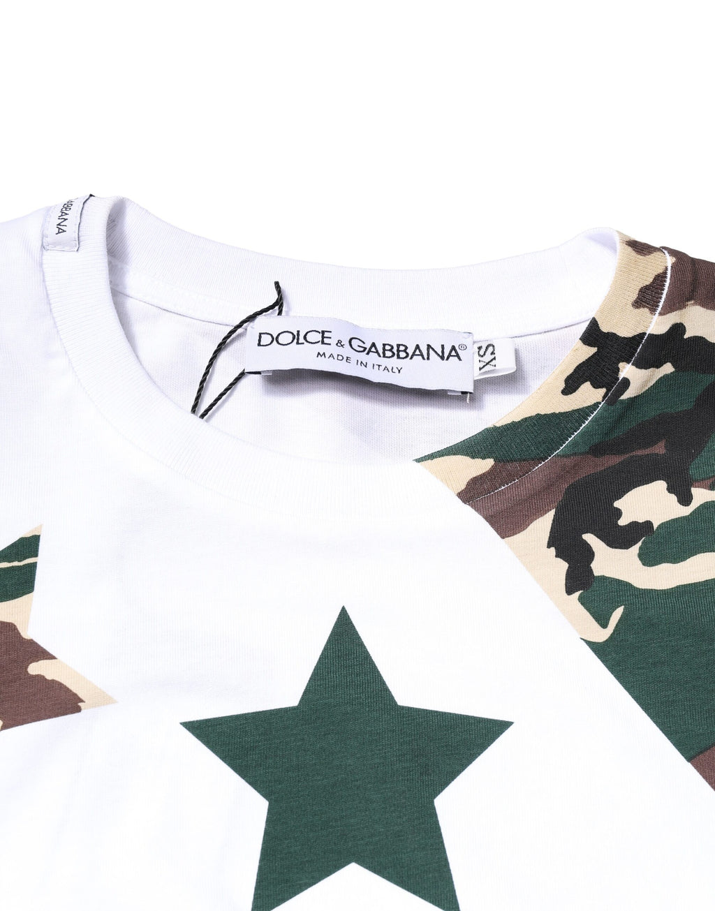 T-shirt blanc Dolce & Gabbana avec motif camouflage et étoiles, col rond, prêt à être porté.