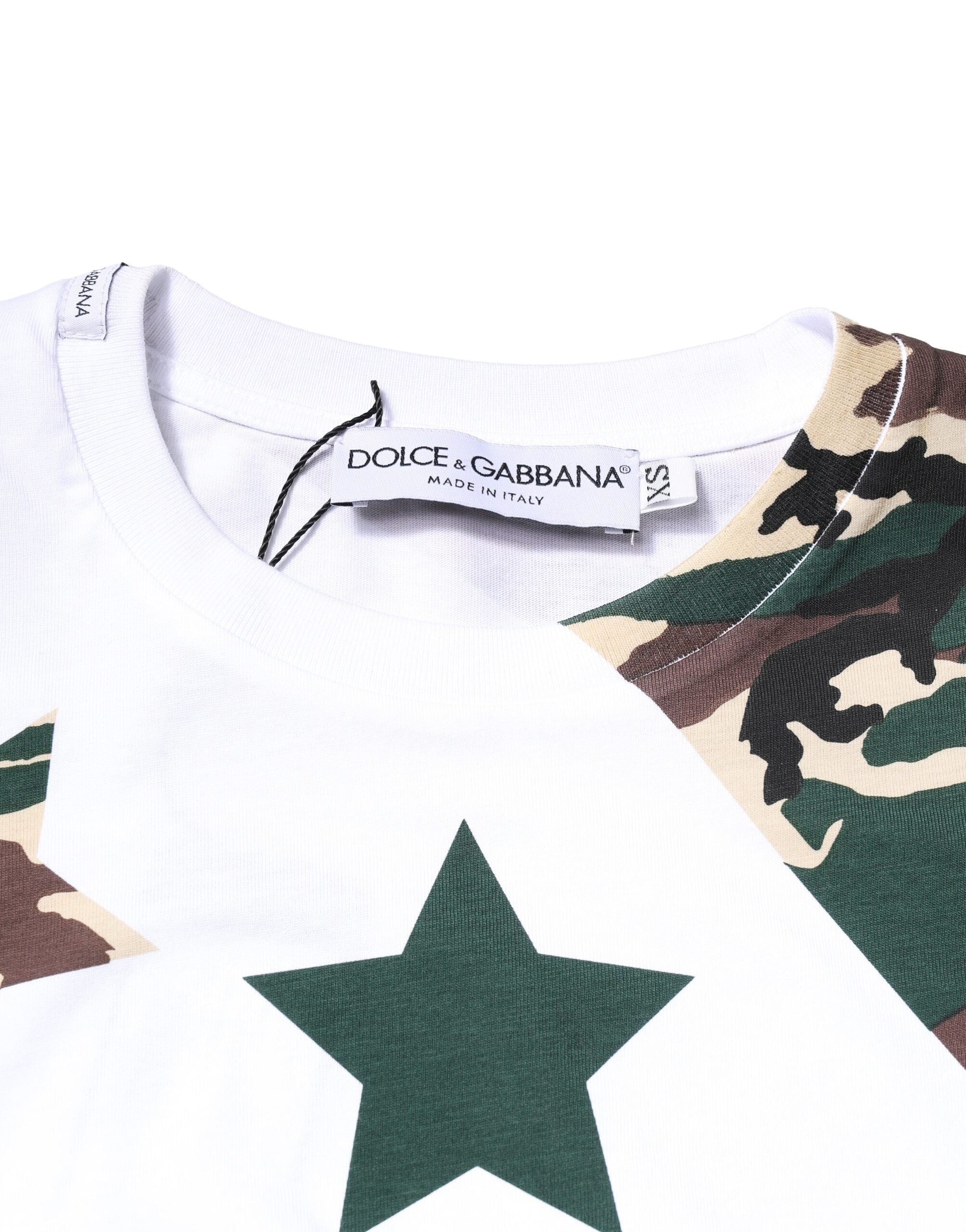 T-shirt blanc Dolce & Gabbana avec motif camouflage et étoiles, col rond, prêt à être porté.