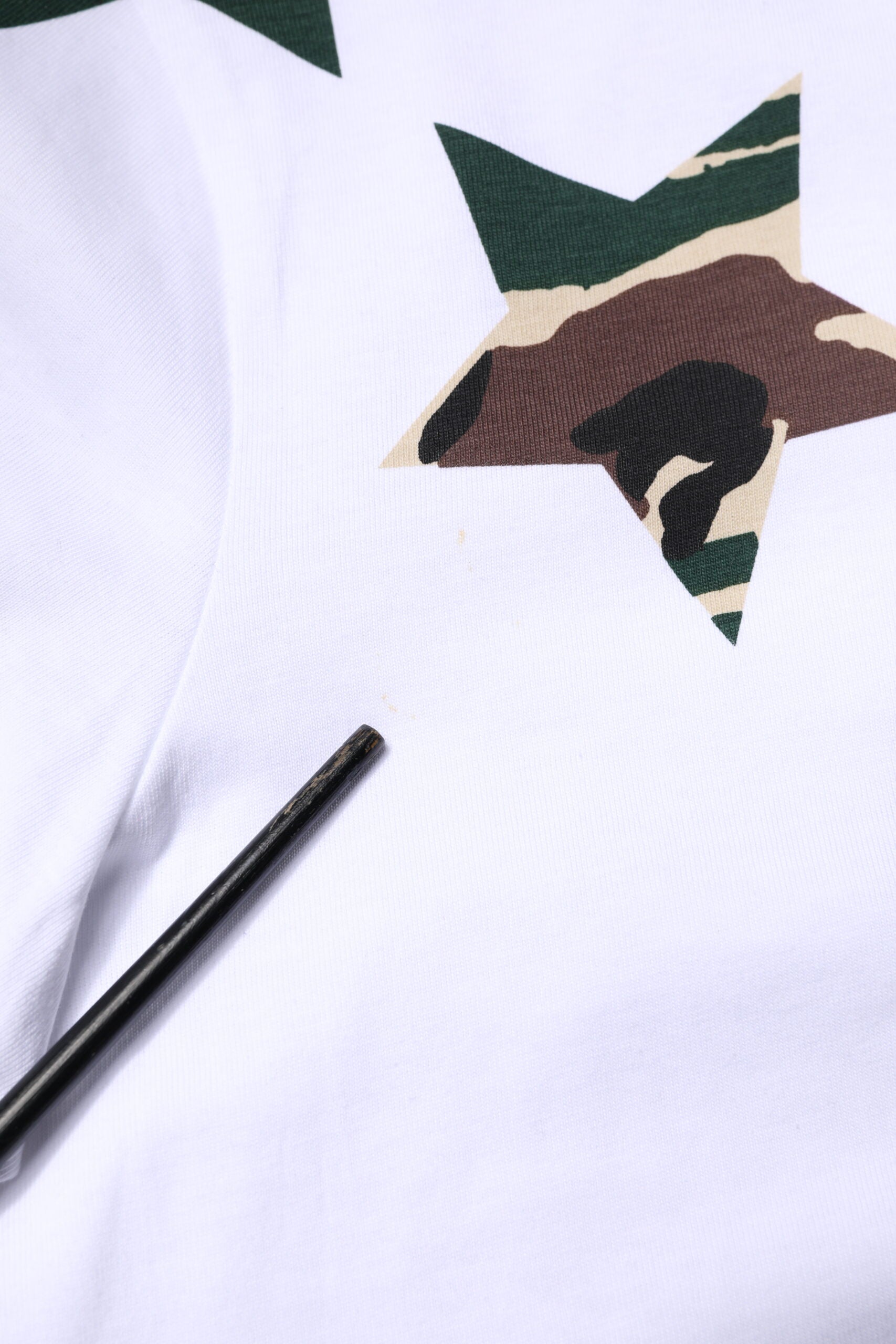 T-shirt blanc Dolce & Gabbana à étoiles camouflage, col rond, style décontracté, vue frontale.