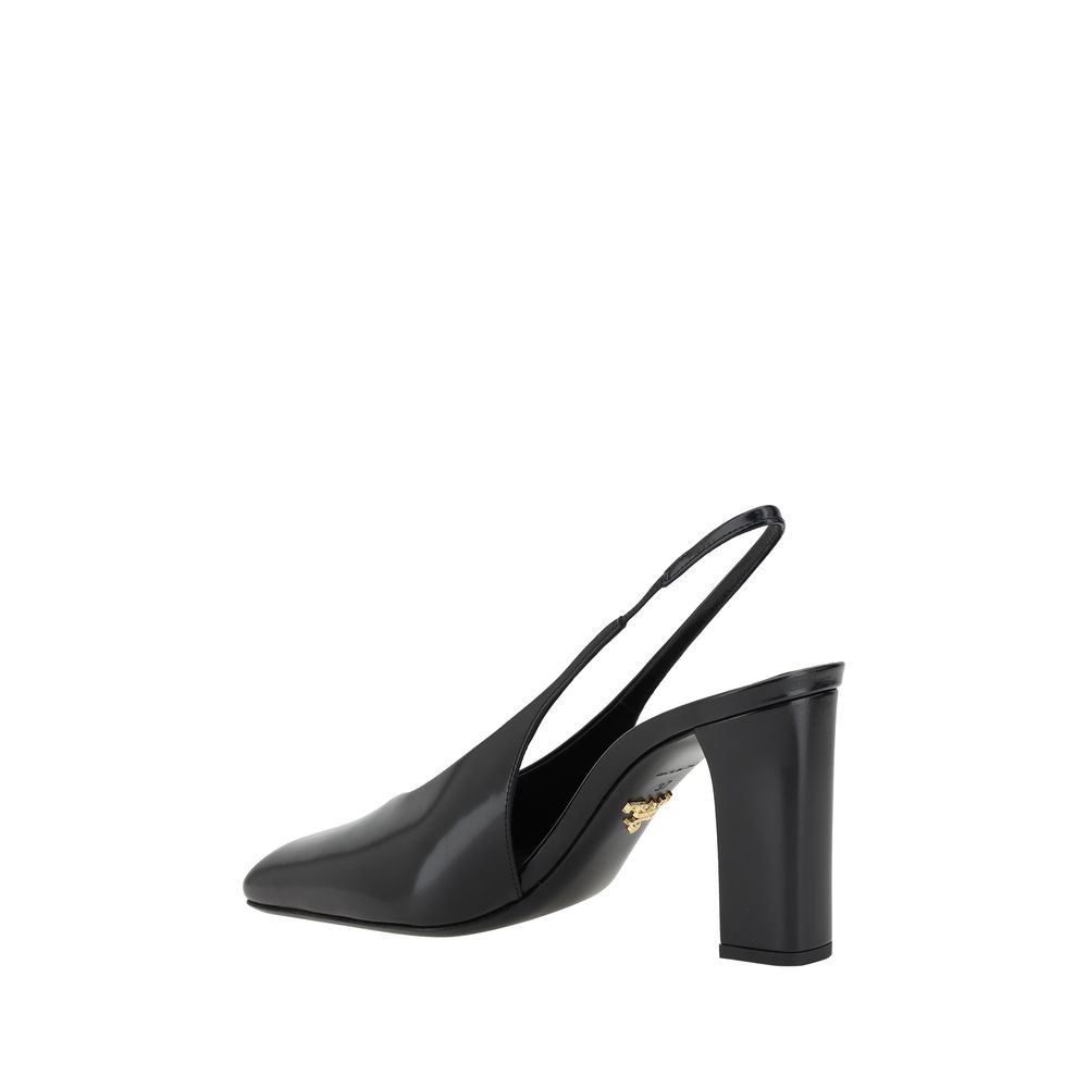 Chaussures Prada en cuir de veau noir, talons élégants et finition raffinée, pour un style sophistiqué.