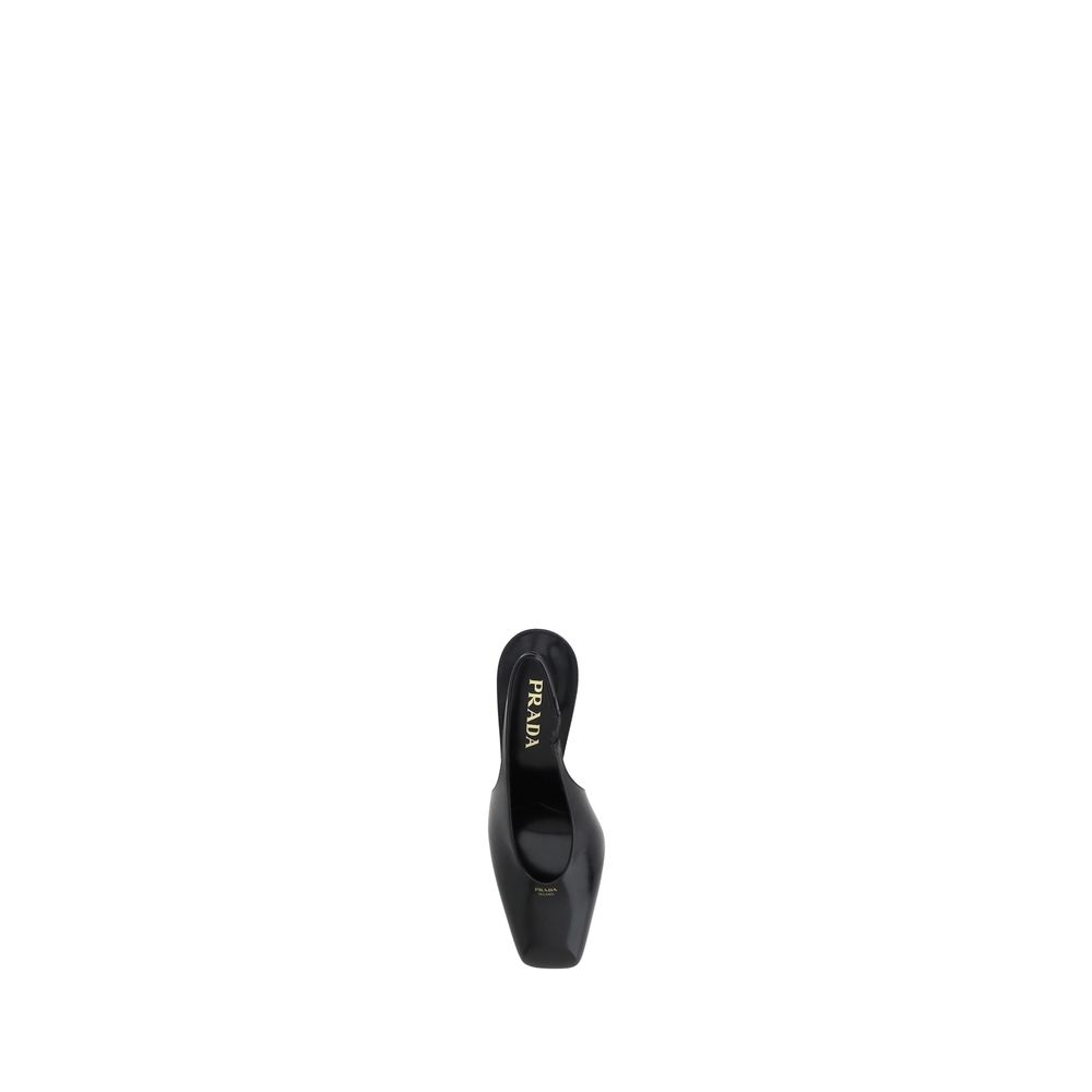 Chaussures à talons Prada en cuir de veau noir, élégantes et sophistiquées, pour femmes.