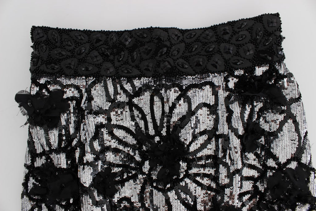 Mini shorts noires Dolce & Gabbana ornées de cristaux et de sequins, détails brillants et élégants.