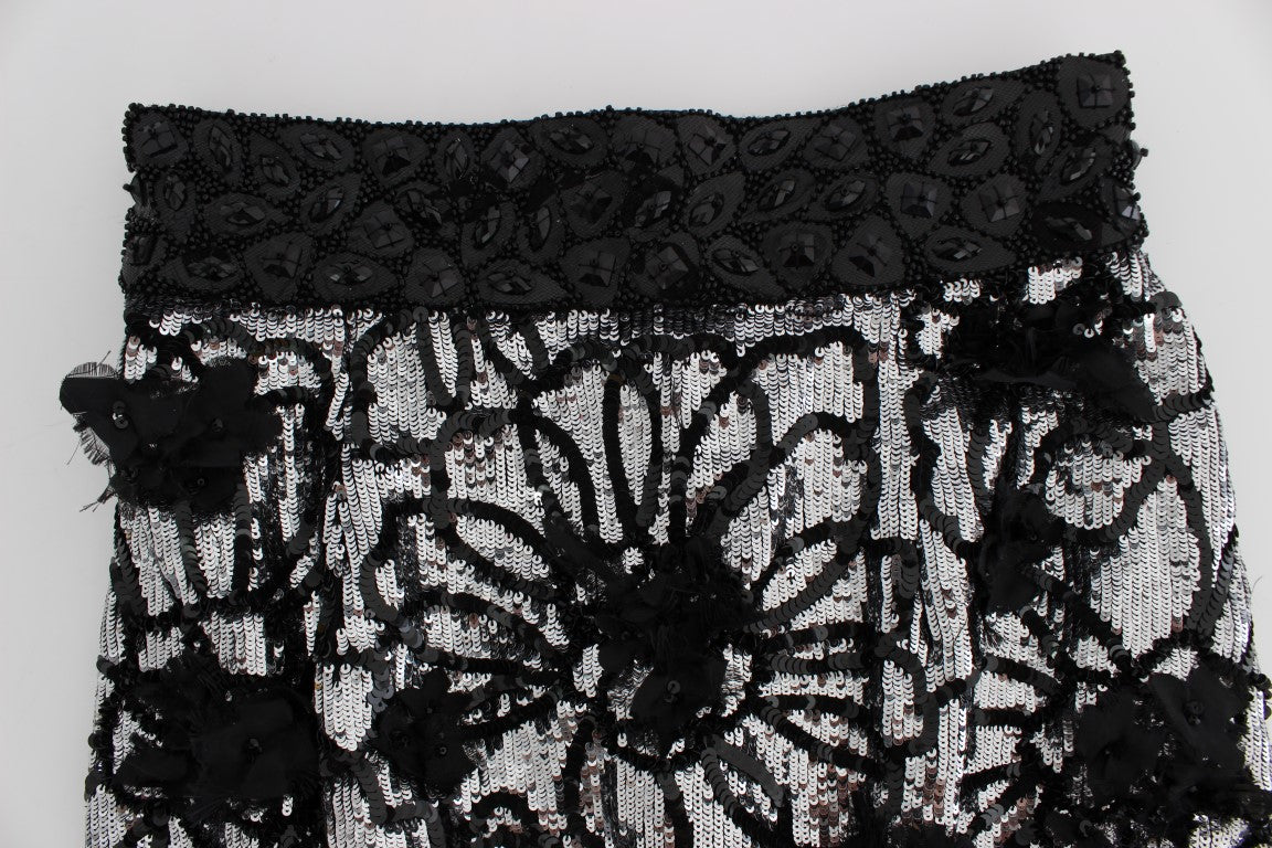 Mini shorts noires Dolce & Gabbana ornées de cristaux et de sequins, détails brillants et élégants.