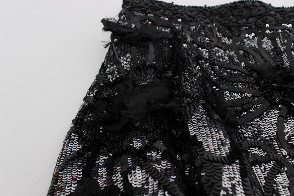 Mini short noir Dolce & Gabbana orné de sequins brillants et de cristaux, pour un look élégant et glamour.