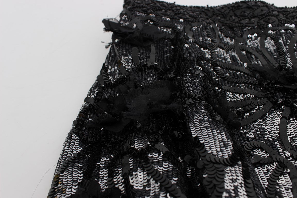 Mini short noir Dolce & Gabbana orné de sequins brillants et de cristaux, pour un look élégant et glamour.