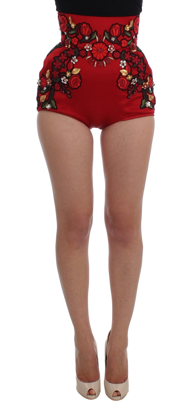 Shorts en soie rouge Dolce & Gabbana ornés de roses en cristal, élégance et luxe pour une tenue sophistiquée.