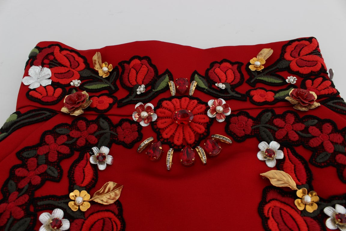 Shorts en soie rouge Dolce & Gabbana ornés de roses en cristal, élégance et luxe pour un style sophistiqué.