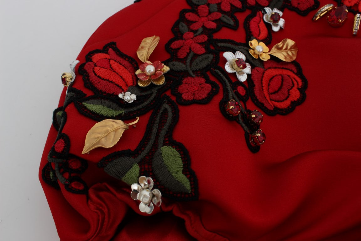 Shorts en soie rouge Dolce & Gabbana ornés de roses en cristal, élégants et luxueux, pour un style sophistiqué.