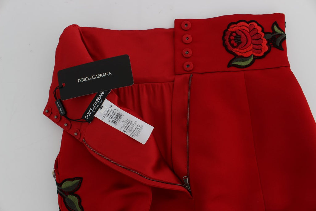 Shorts en soie rouge Dolce & Gabbana ornés de roses en cristal, mode élégante pour femmes.