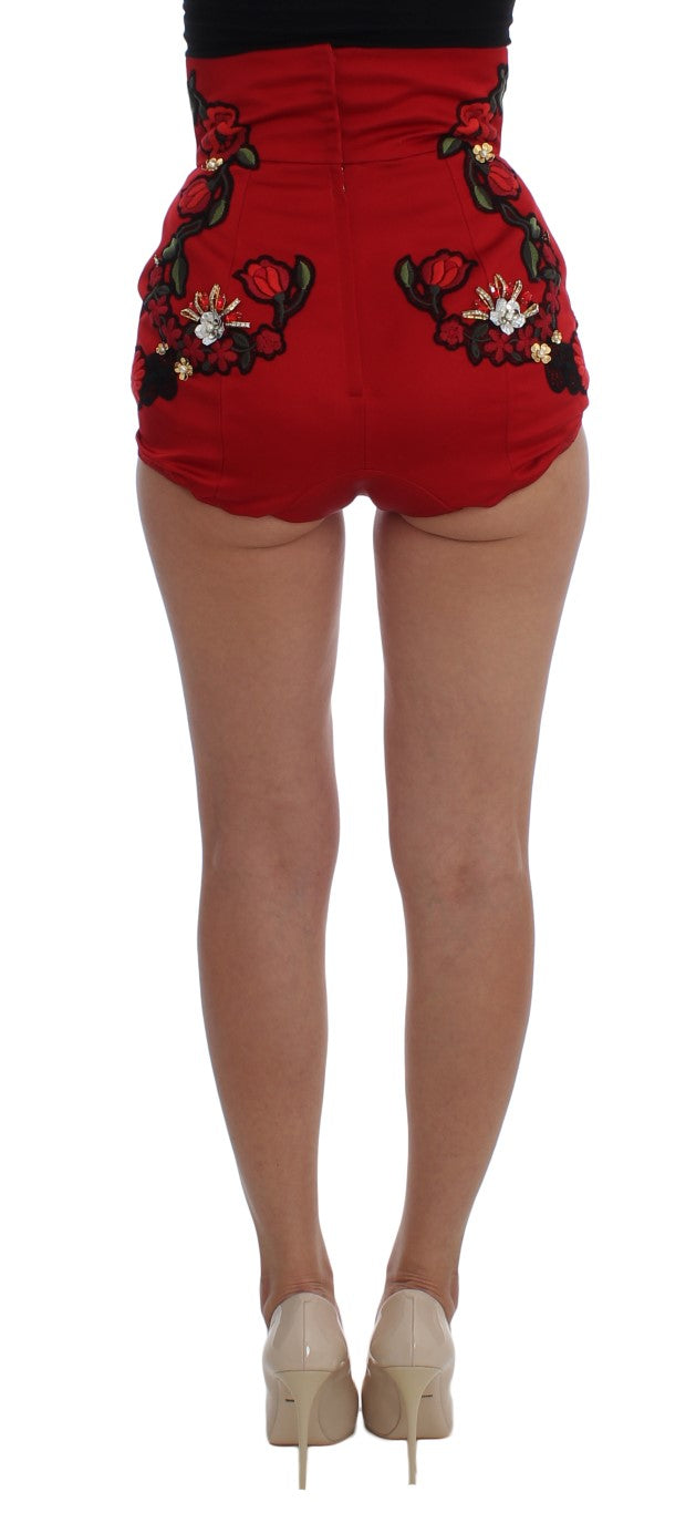 Shorts rouges en soie avec roses en cristal de la marque Dolce & Gabbana, visibles en détail sur l'image.