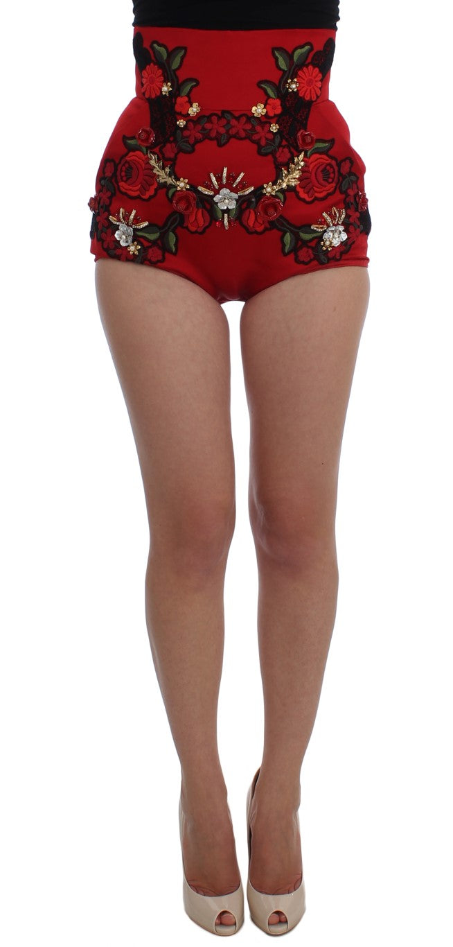 Shorts en soie rouge Dolce & Gabbana avec roses en cristal, design élégant et sophistiqué pour un look chic et féminin.