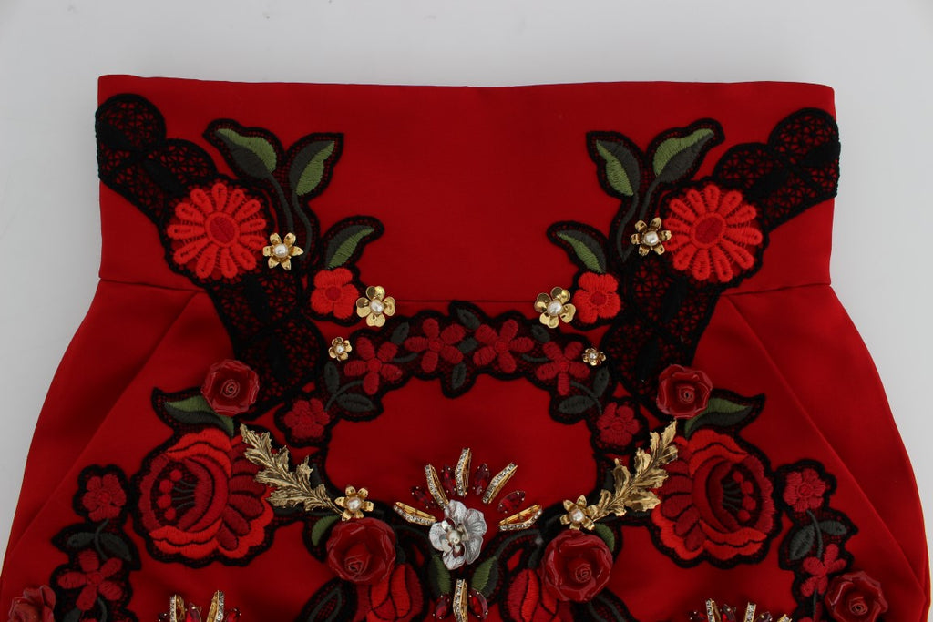 Shorts en soie rouge Dolce & Gabbana avec roses en cristal, élégance et détails luxueux visibles dans l'image.