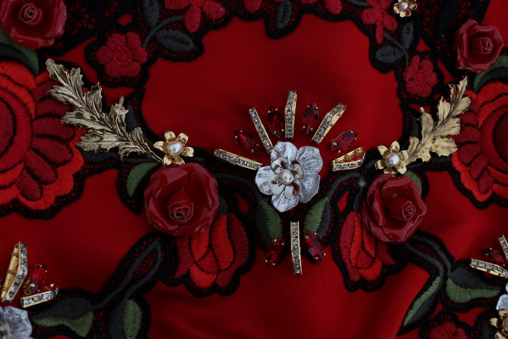 Shorts en soie rouge Dolce & Gabbana décorés de roses en cristal, élégants et sophistiqués, vus de face dans l'image.