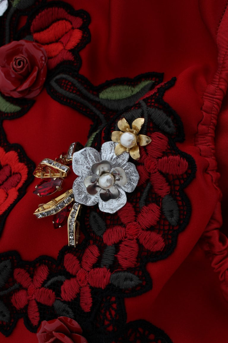 Shorts en soie rouge Dolce & Gabbana décorés de cristaux en forme de roses, mode élégante et sophistiquée.