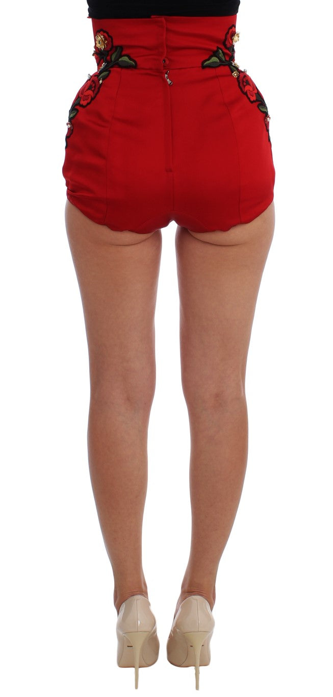 Shorts en soie rouge Dolce & Gabbana ornés de roses en cristal, mode élégante et sophistiquée pour femmes.