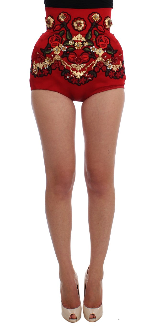 Shorts en soie rouge Dolce & Gabbana avec roses en cristal, mode élégante et féminine.