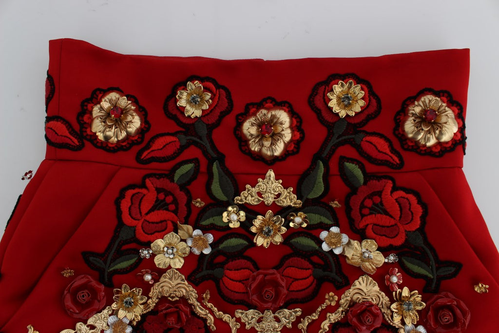 Shorts en soie rouge Dolce & Gabbana avec roses en cristal, mode élégante et raffinée.