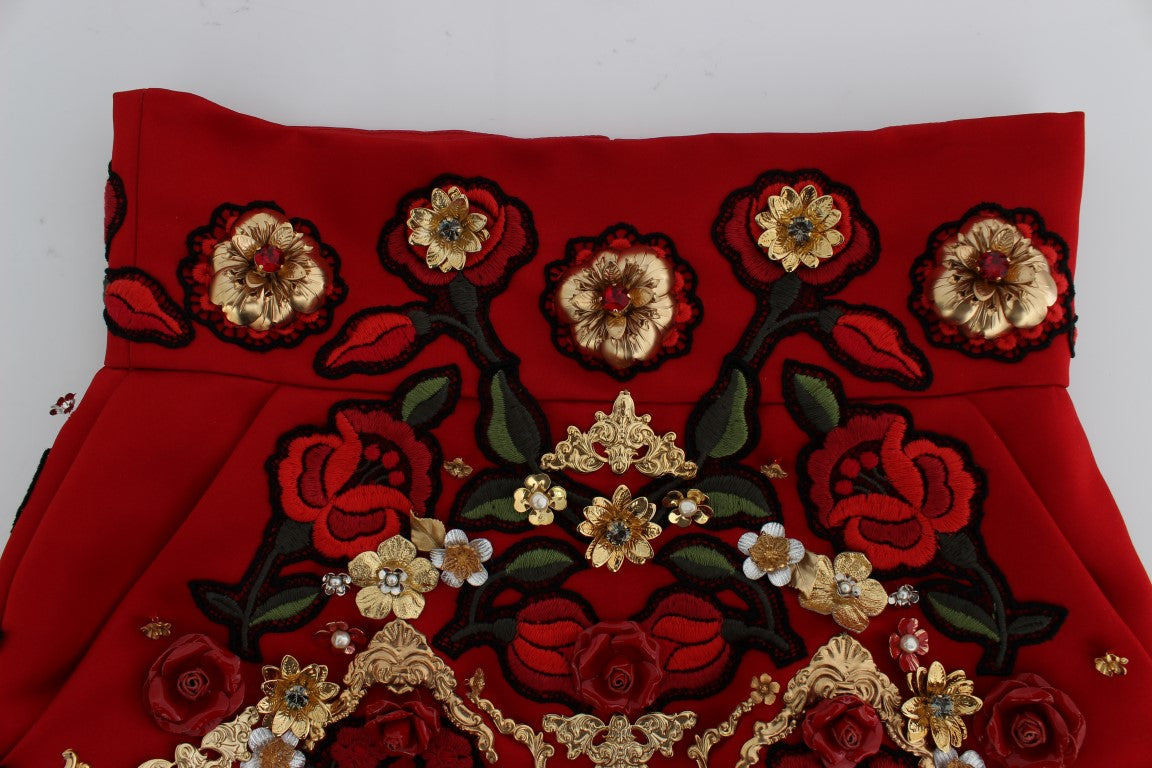 Shorts en soie rouge Dolce & Gabbana avec roses en cristal, mode élégante et raffinée.