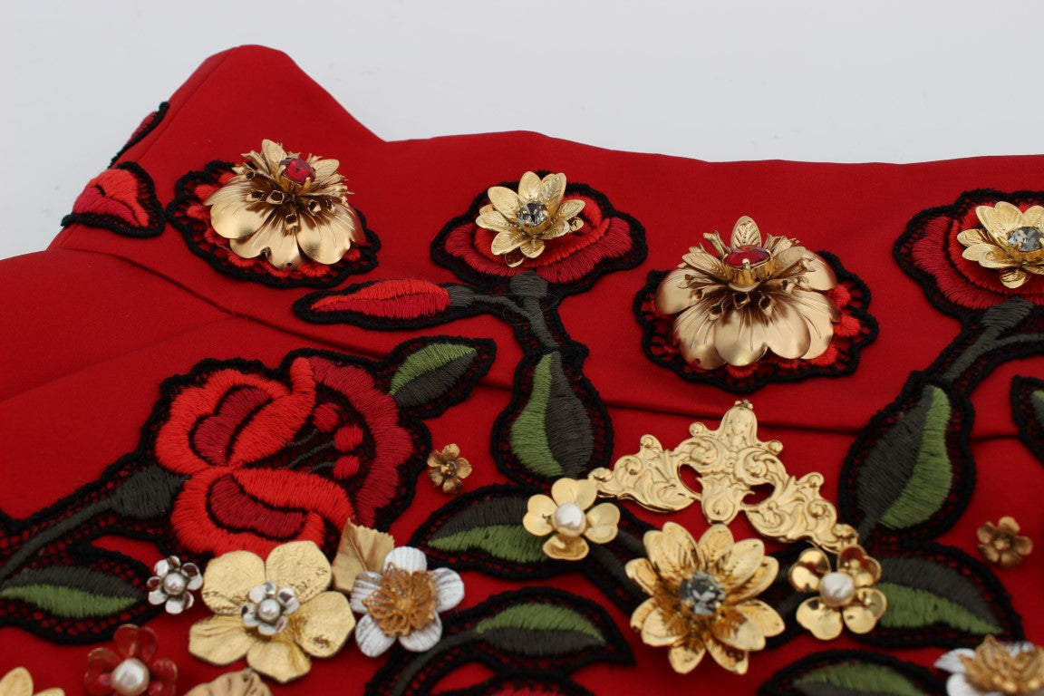 Shorts en soie rouge Dolce & Gabbana avec roses en cristal, mode élégante et raffinée, visibles sur cette image.
