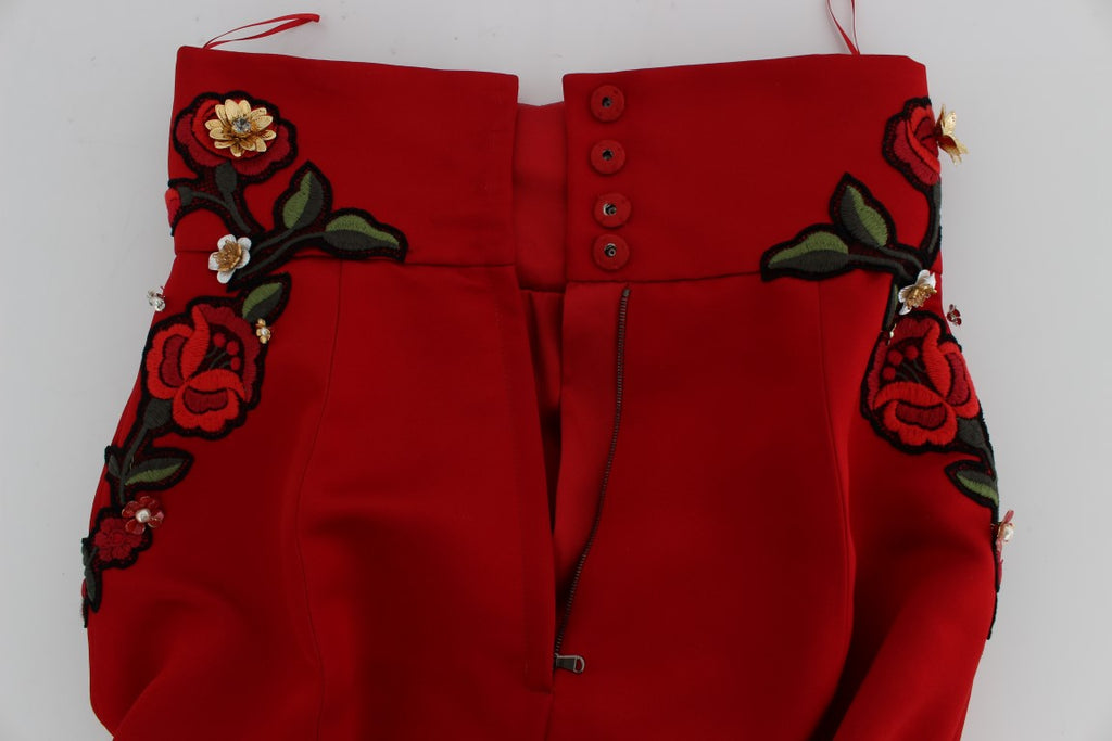Shorts en soie rouge Dolce & Gabbana ornés de roses en cristal, élégance et luxe pour une tenue raffinée.