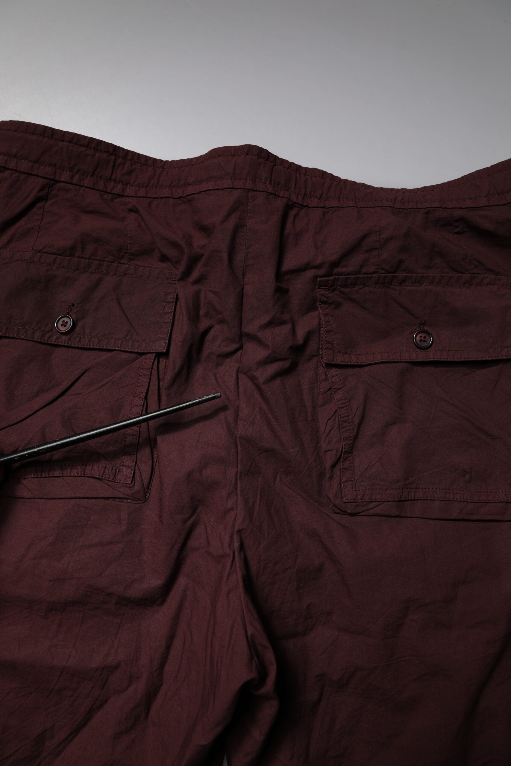 Pantalon cargo Dolce & Gabbana en coton marron bordeaux, jogger confortable avec poches et style décontracté.