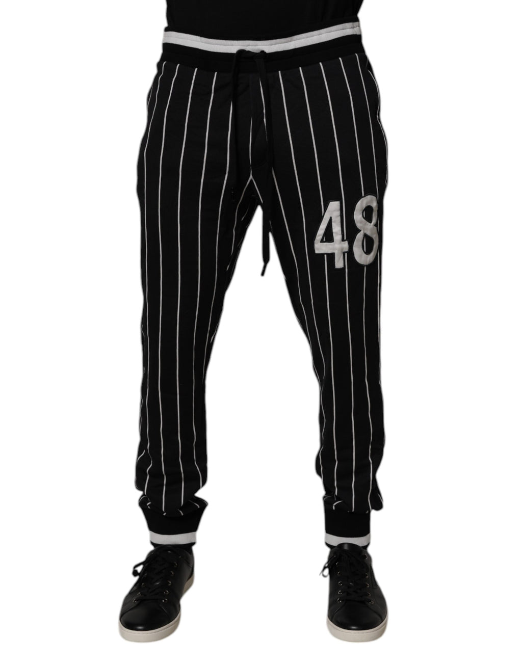Pantalon jogger Dolce & Gabbana à rayures noires et blanches, tissu confortable et style décontracté.