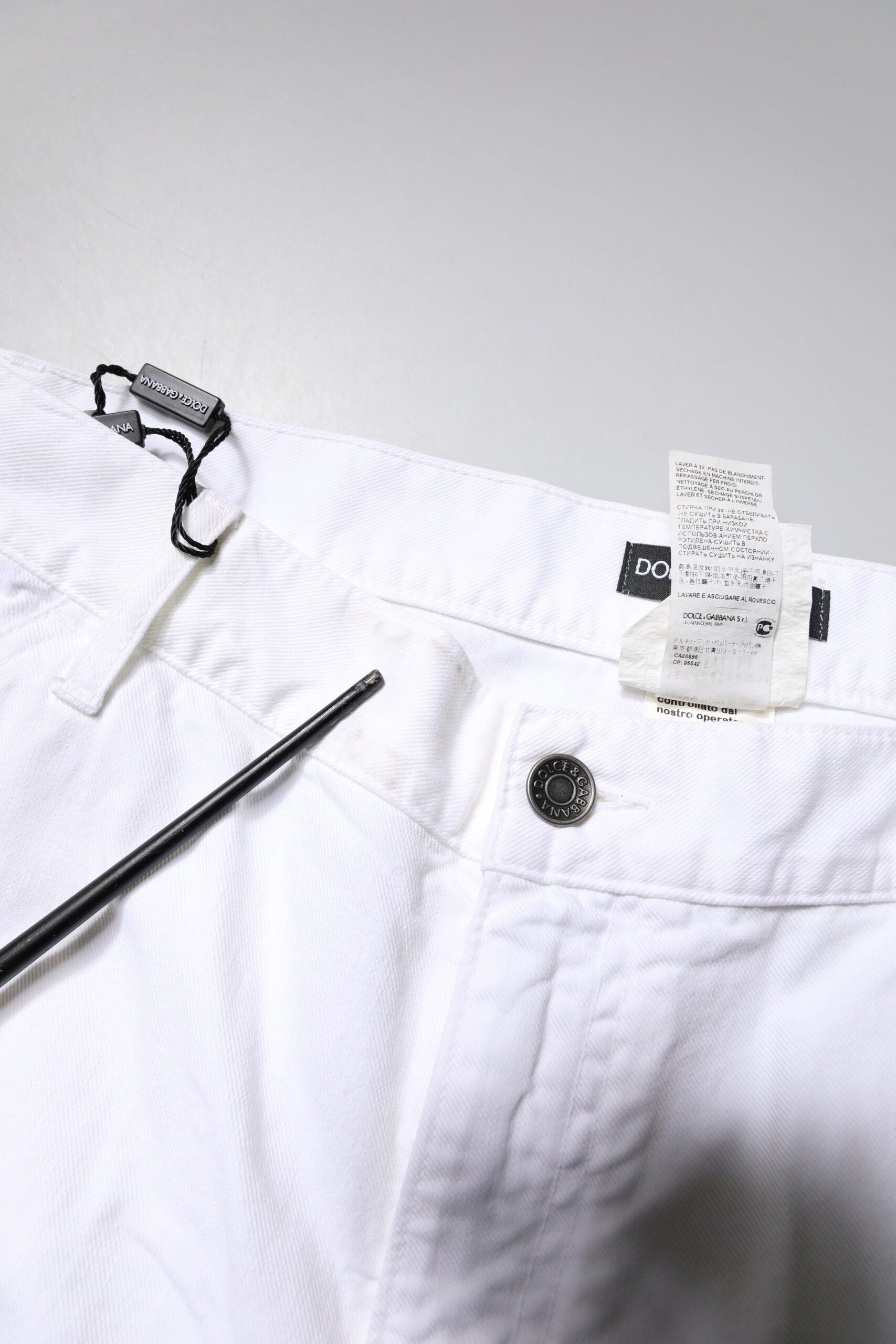 Jeans droits en denim blanc pour hommes de Dolce & Gabbana, coton, style classique et coupe droite visible sur l'image.