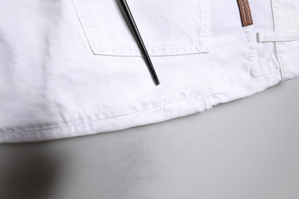 Jeans homme en coton blanc Dolce & Gabbana, coupe droite, style décontracté, visible sur l'image.
