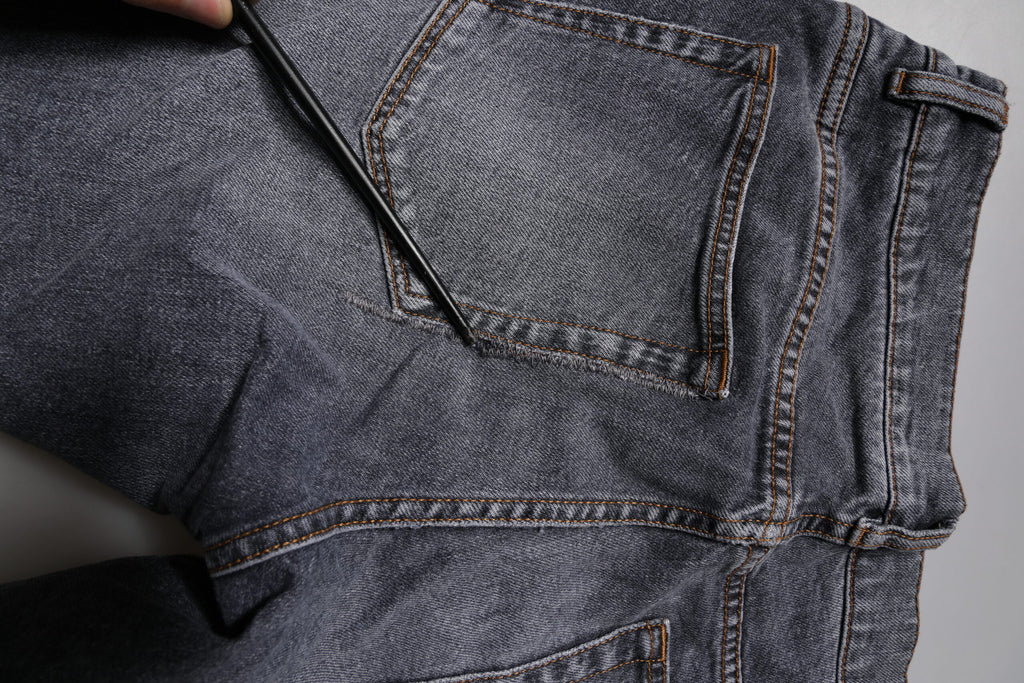 Jean skinny en denim stretch gris foncé Dolce & Gabbana, coupe ajustée et moderne, visible avec détails de couture.