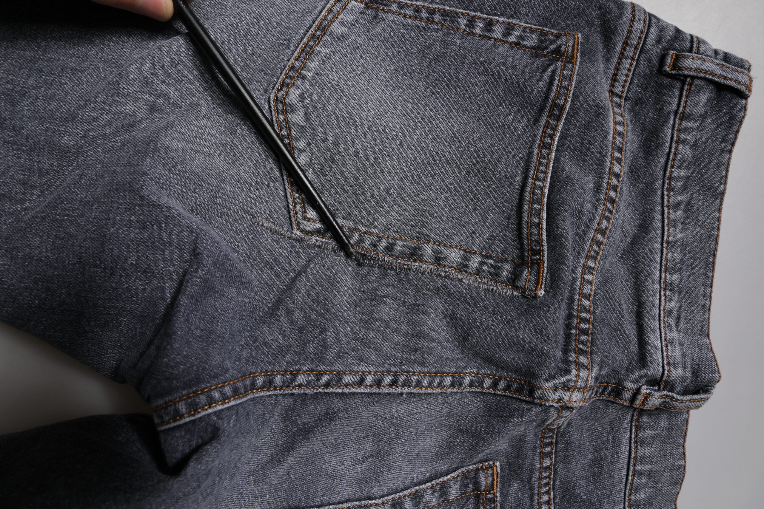 Jean skinny en denim stretch gris foncé Dolce & Gabbana, coupe ajustée et moderne, visible avec détails de couture.