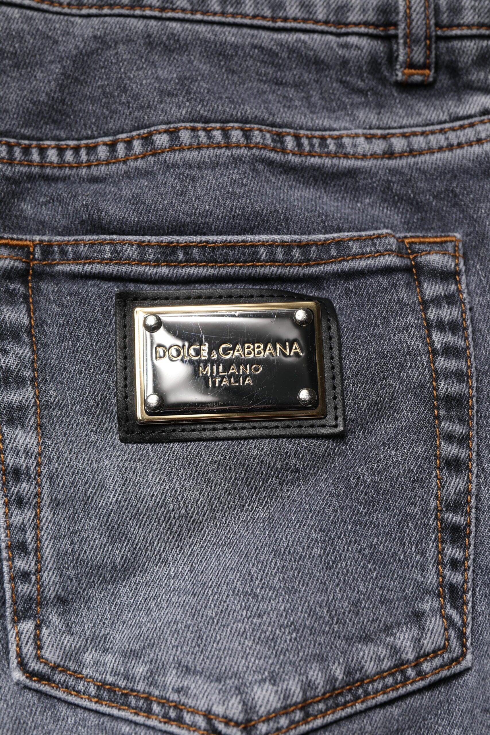 Jeans skinny en denim gris foncé en coton stretch de Dolce & Gabbana, visibles avec détails et coupe ajustée.