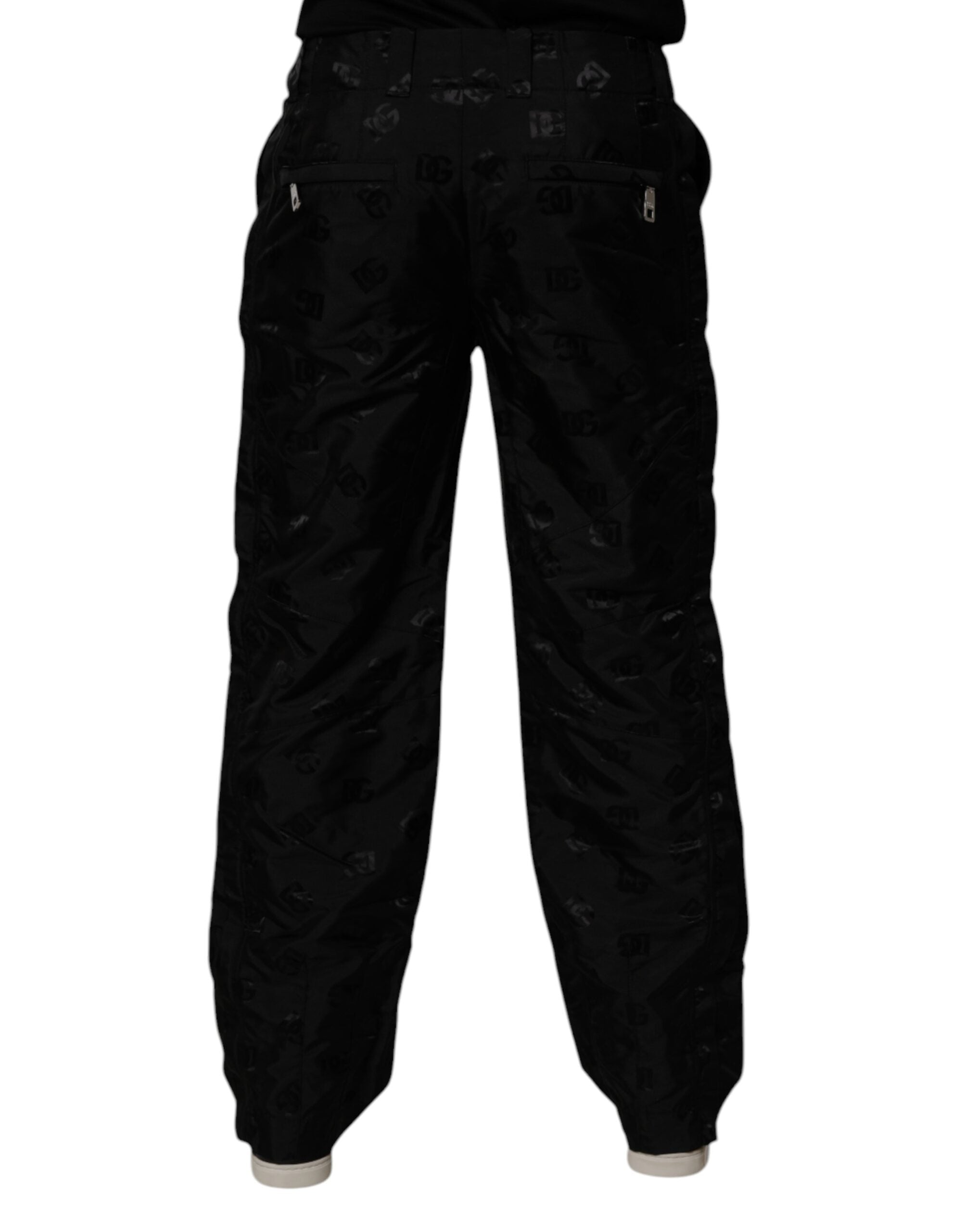 Pantalon droit noir Dolce & Gabbana avec logo monogramme en gros plan sur le tissu.
