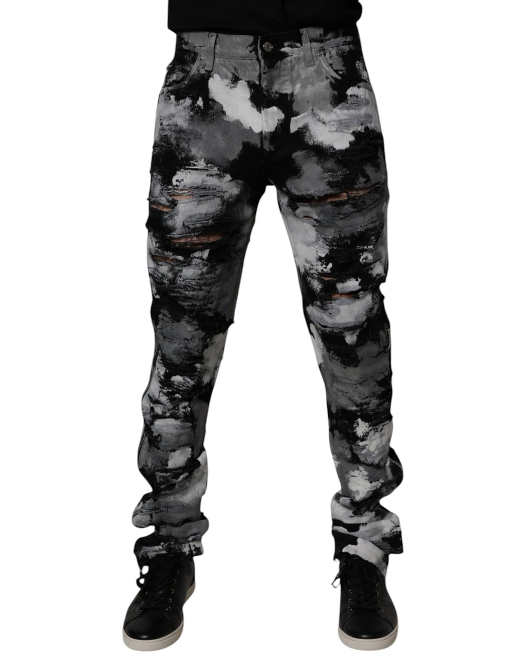 Jean skinny déchiré Dolce & Gabbana en denim camouflage multicolore, mode urbaine tendance.
