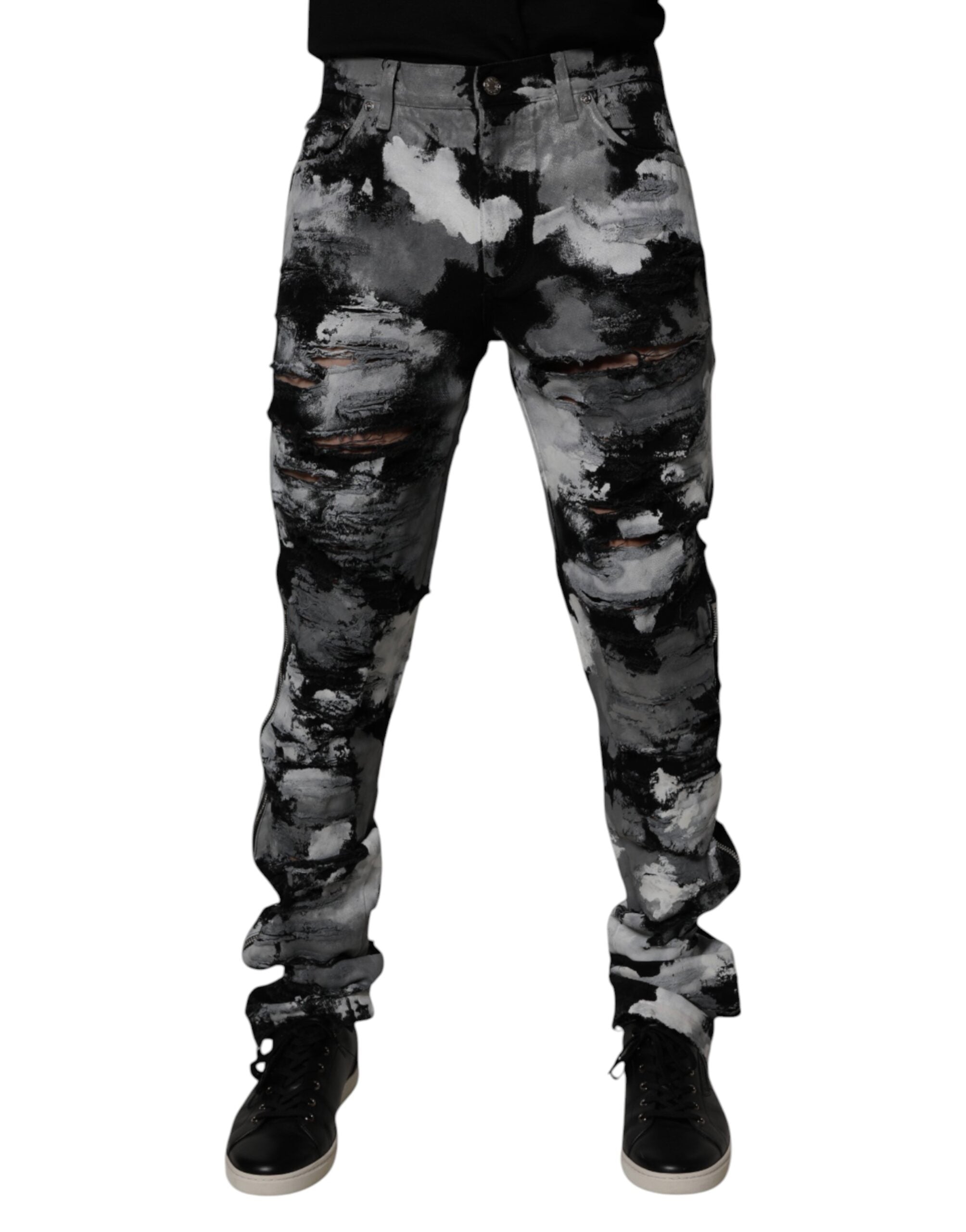Jean skinny déchiré Dolce & Gabbana en denim camouflage multicolore, mode urbaine tendance.