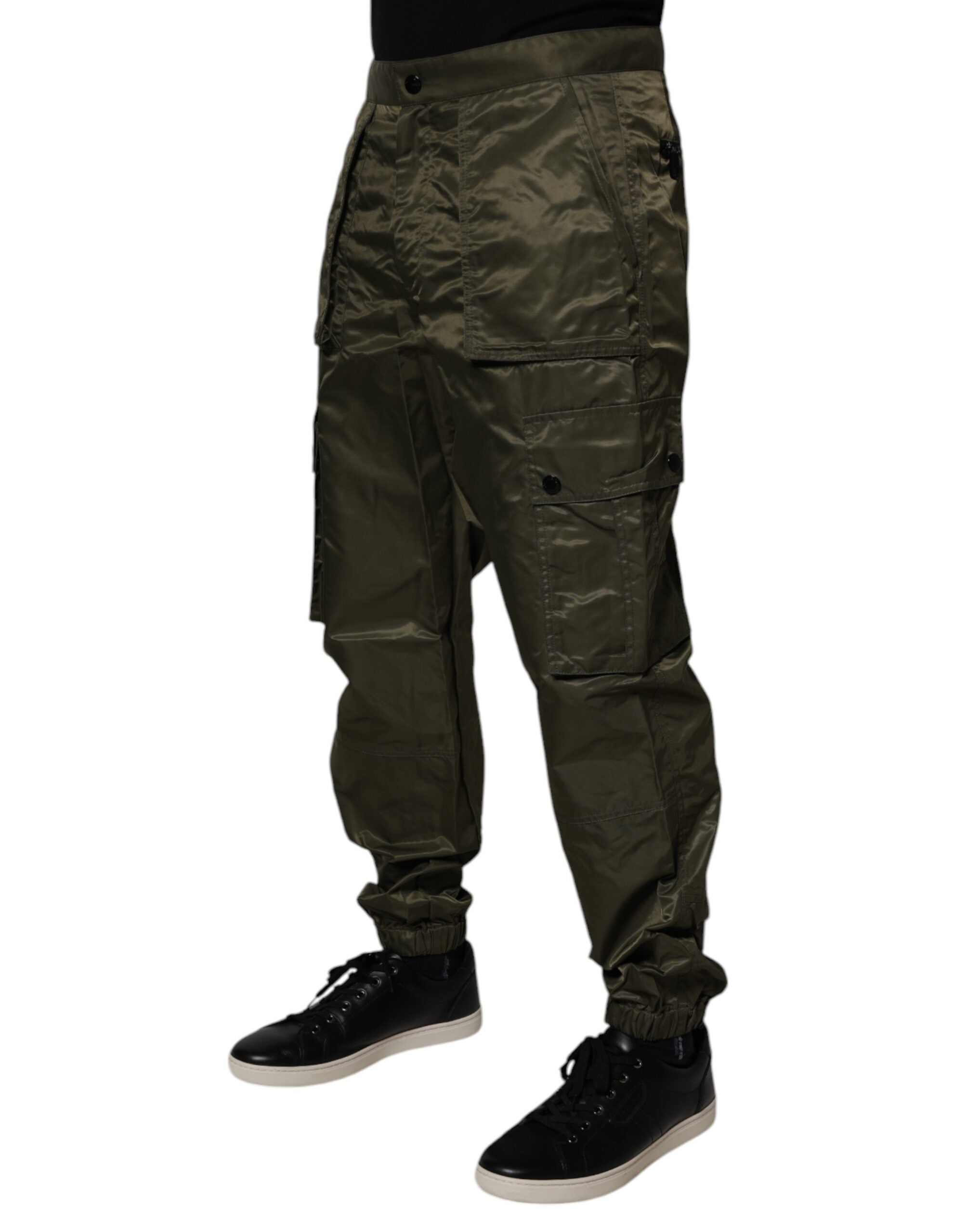 Pantalon cargo en nylon vert foncé de Dolce & Gabbana, style décontracté avec poches latérales et taille ajustable.