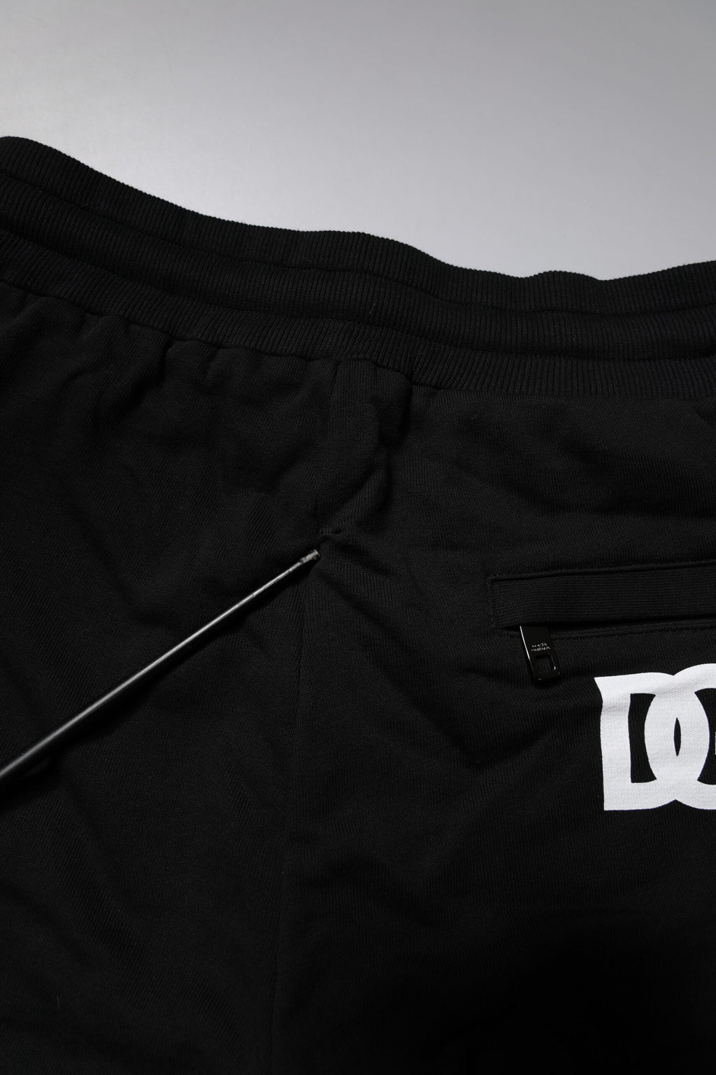 Pantalon jogger en coton noir Dolce & Gabbana, style décontracté avec ceinture élastique et poches latérales.