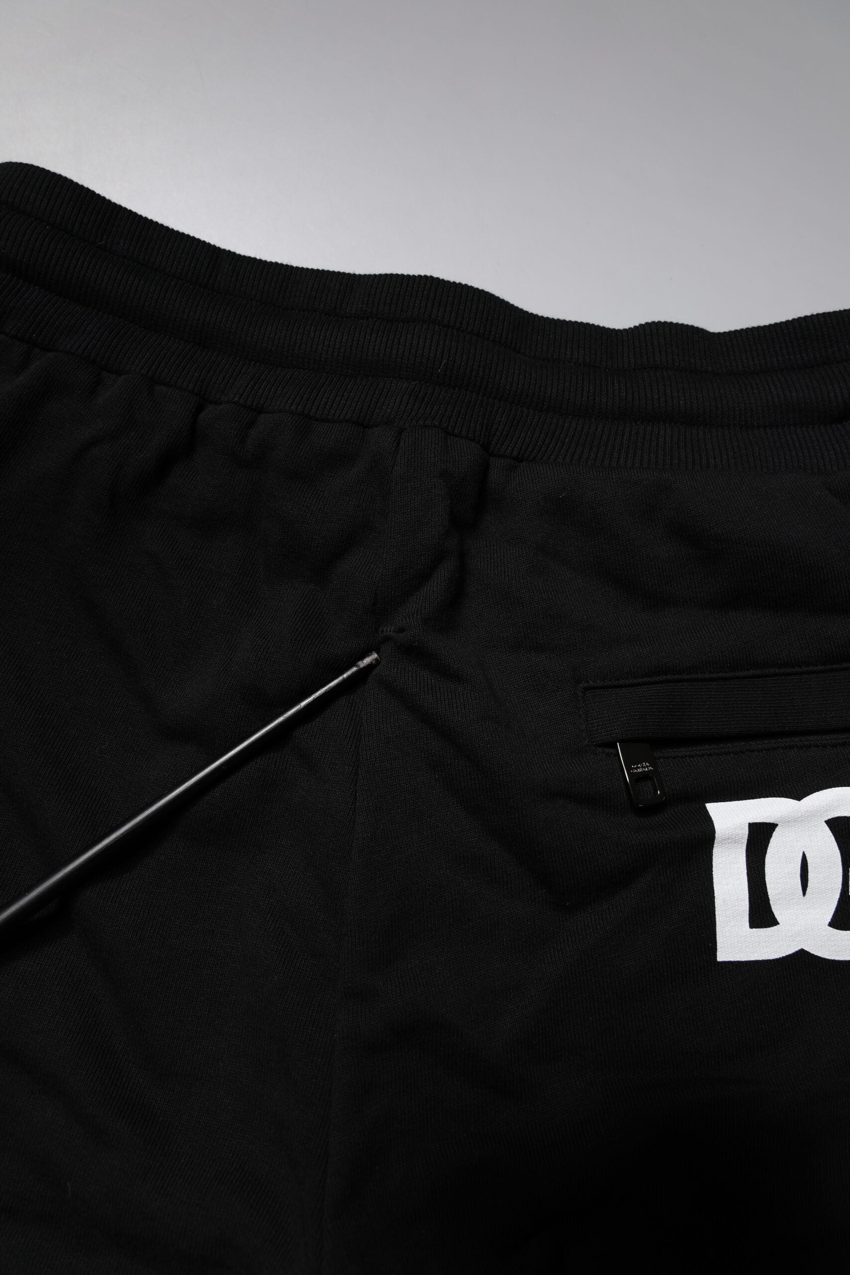 Pantalon jogger en coton noir Dolce & Gabbana, style décontracté avec ceinture élastique et poches latérales.