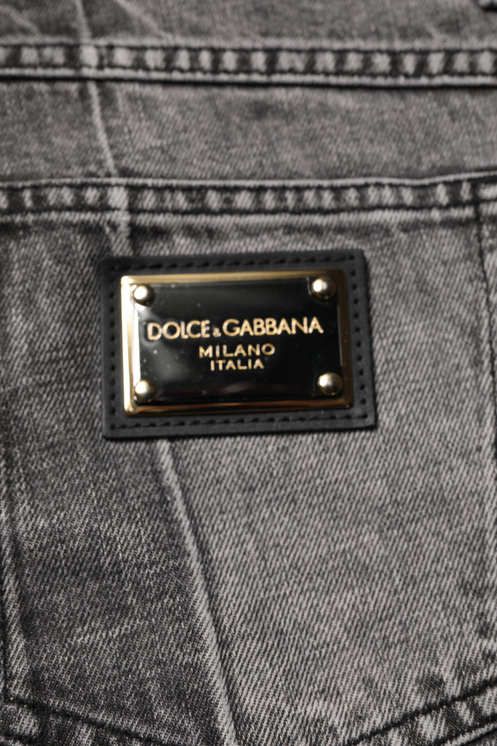 Jeans en denim gris deux tons de Dolce & Gabbana avec coupe classique et détails modernes.