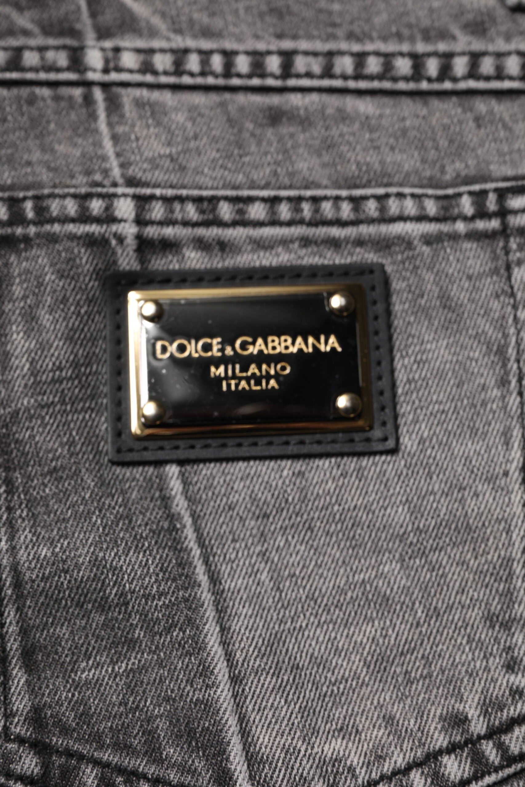 Jeans en denim gris deux tons de Dolce & Gabbana avec coupe classique et détails modernes.