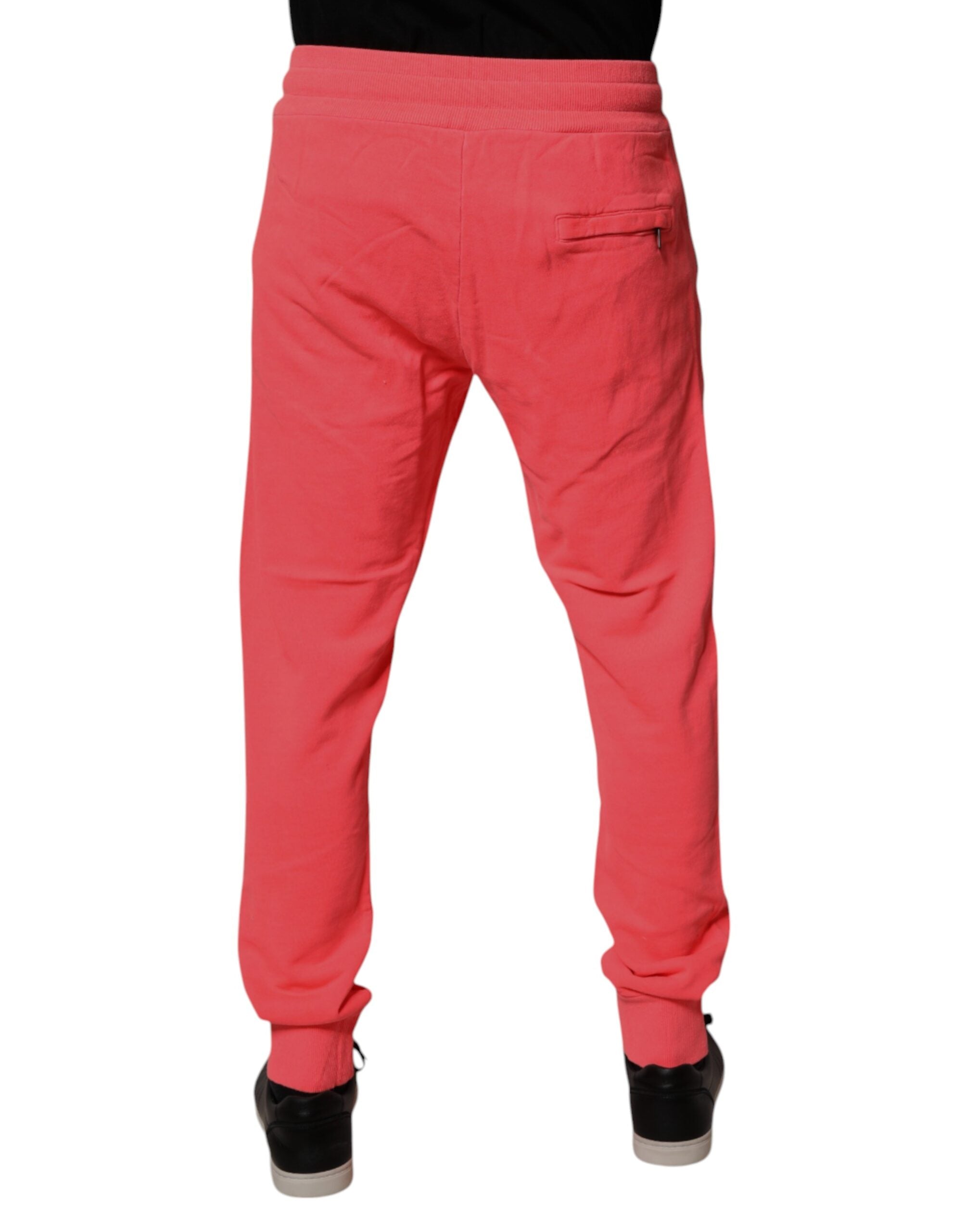 Pantalon jogging homme Dolce & Gabbana en coton rouge néon, style décontracté avec poches et logo visible.