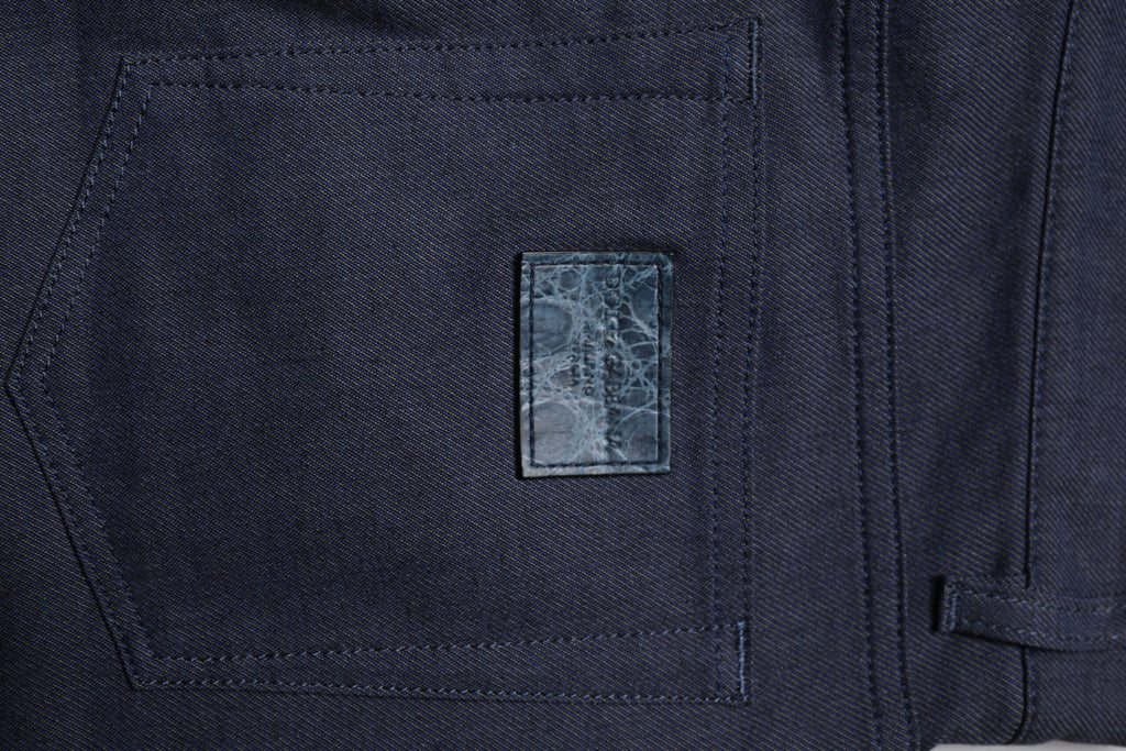 Jean slim en denim coton stretch bleu foncé de Dolce & Gabbana, pantalon skinny pour homme ou femme, détails visibles.