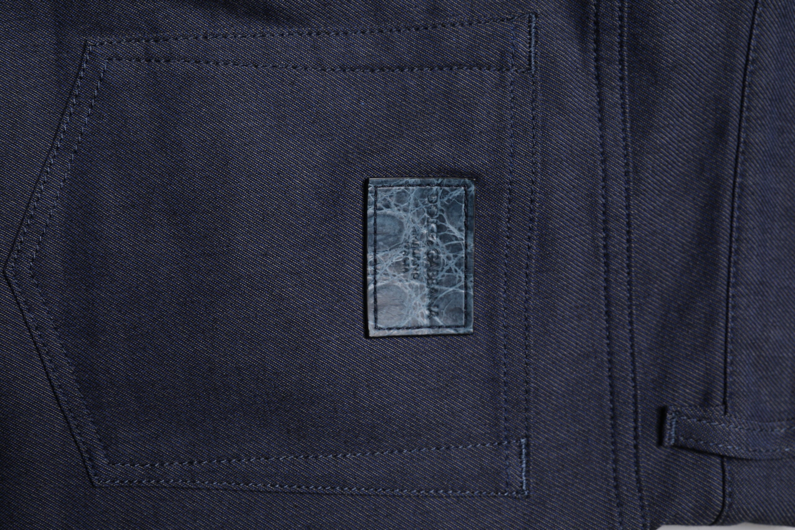 Jean slim en denim coton stretch bleu foncé de Dolce & Gabbana, pantalon skinny pour homme ou femme, détails visibles.